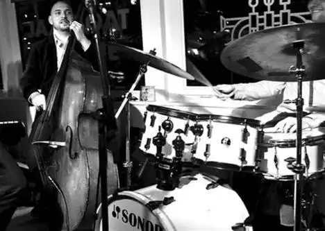 Jazz Boat: Večerní plavba s živým akustickým jazzem a večeří - preview image