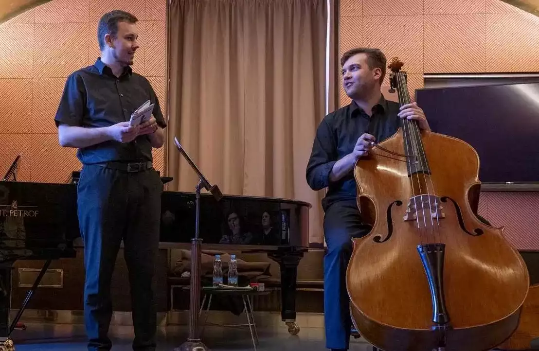 Basa tvrdí muziku - preview image